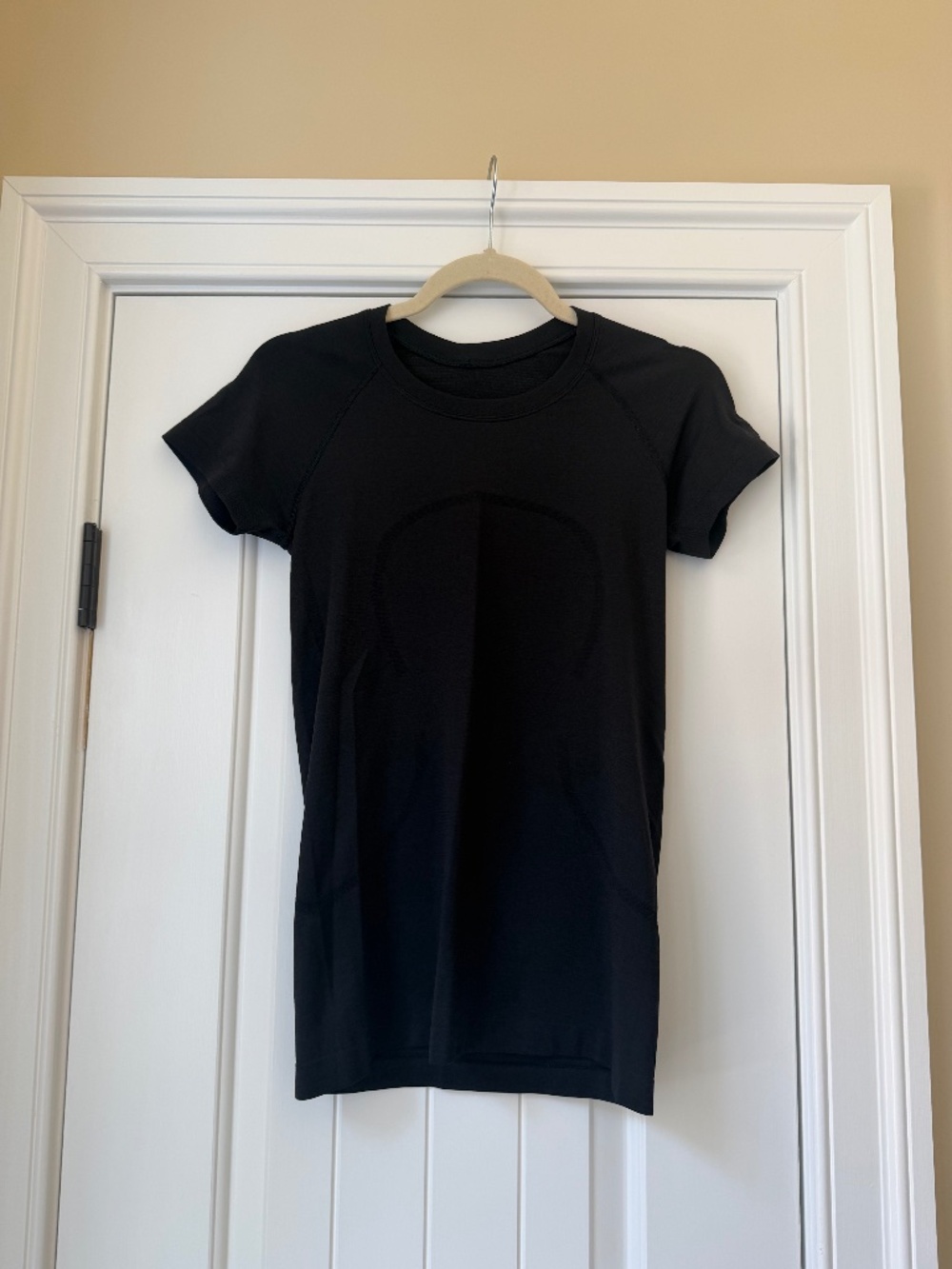 Swiftly Tech Short-Sleeve Shirt 2.0 Waist Length in Black LIKE NEW